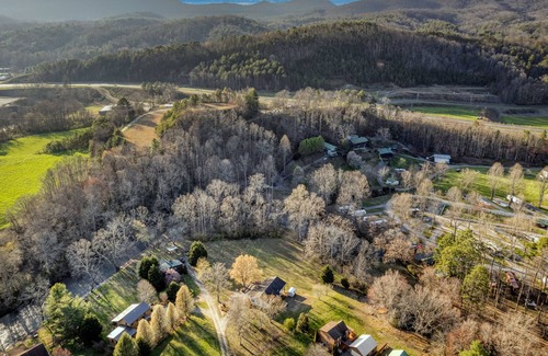 Marble Cabina | Riverbend Run | Smoky Mountain Views | Private Spa | Large Yard & River Dock