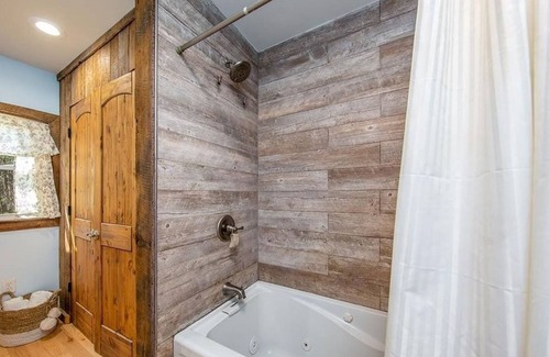 Tannersville Casa | RiverBerry - Mountain Cottage on Riverfront - Secluded Comfort - Pets Stay Free!