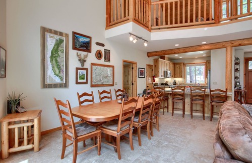 North Wawona Casa | Rivercrest Lodge with Hot Tub-Pool Table-Firepit