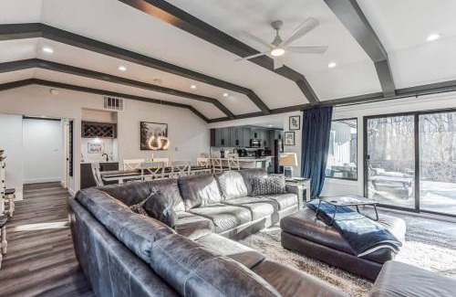 Niles Casa | RiverEdge Haven Hot Tub, 5 Beds, Kayaks Near ND