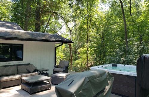 Niles Casa | RiverEdge Haven Hot Tub, 5 Beds, Kayaks Near ND