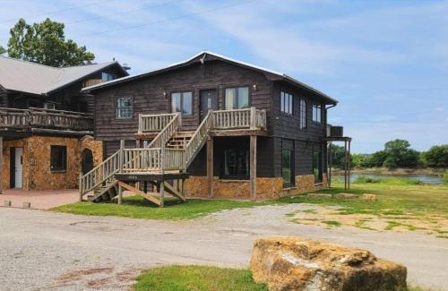 St. Joseph Casa | Riverfront 2 bdrm Jacuzzi Cabin with Sunset Balcony