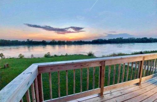 St. Joseph Casa | Riverfront 2 bdrm Jacuzzi Cabin with Sunset Balcony