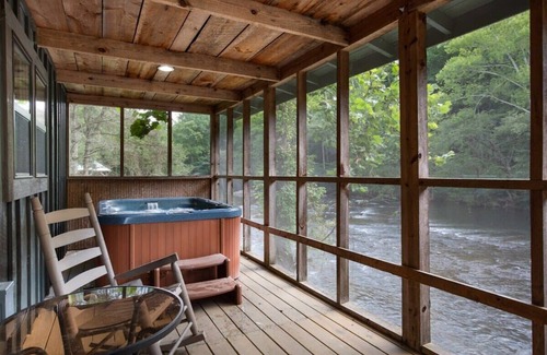 Sevierville Cabina | Riverfront/20 Minutes From Dollywood/Hot Tub