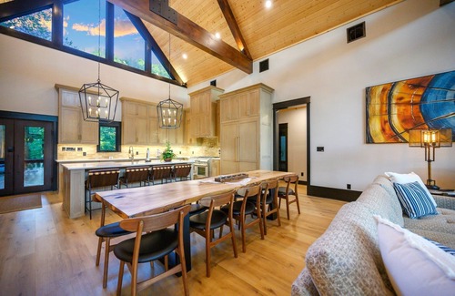 Broken Bow Cabina | Riverfront 3 bedroom cabin with game/bunkroom and apartment above