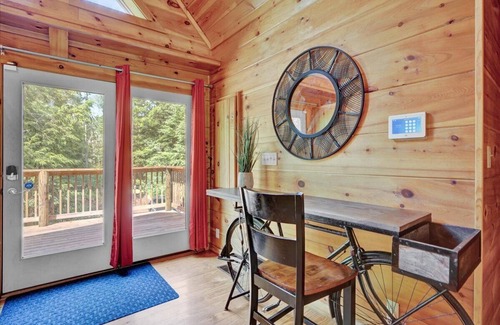 White Haven Cabina | *NEW* HotTub | Riverfront | Games | PoolTable