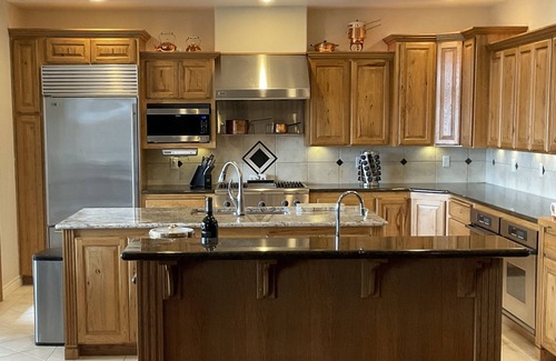 Hermiston Casa | Amazing Sunsets! 2 King Beds, Pool Table & Media room. Long term stay discount.
