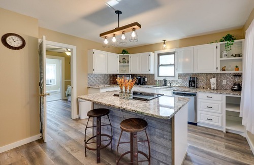 Mount Ida Cabina | Riverfront Arkansas Abode - Furnished Deck & Grill