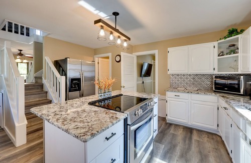 Mount Ida Cabina | Riverfront Arkansas Abode - Furnished Deck & Grill