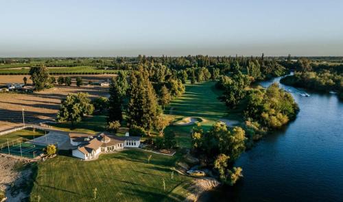 Kingsburg Casa | Riverfront Beauty with Pickle Ball Court
