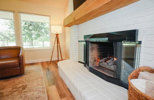 Kingsburg Casa | Riverfront Beauty with Pickle Ball Court