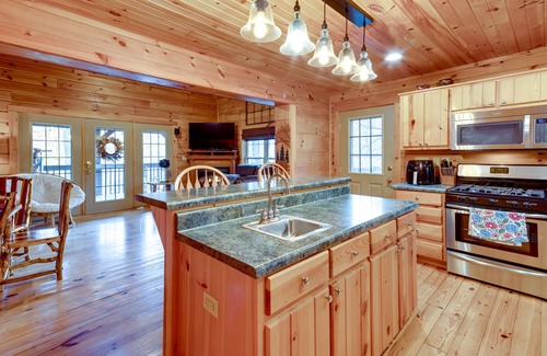 Rutherfordton Cabina | Riverfront Blue Ridge Cabin w/ Private Hot Tub