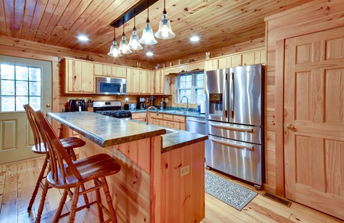 Rutherfordton Cabina | Riverfront Blue Ridge Cabin w/ Private Hot Tub