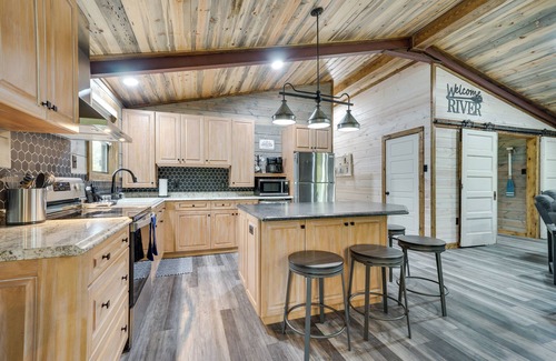 Golden Cabina | Broken Bow Riverfront Cabin w/ Private Hot Tub!
