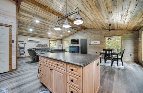 Golden Cabina | Broken Bow Riverfront Cabin w/ Private Hot Tub!