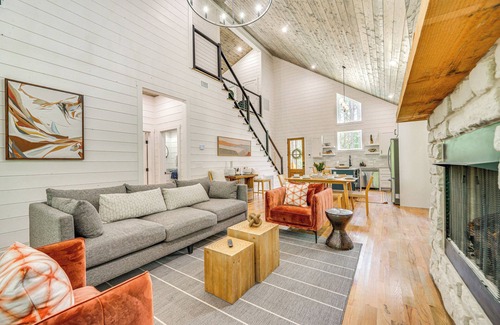Golden Cabina | Riverfront Broken Bow Cabin w/ Private Hot Tub!