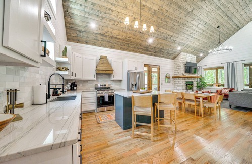 Golden Cabina | Riverfront Broken Bow Cabin w/ Private Hot Tub!