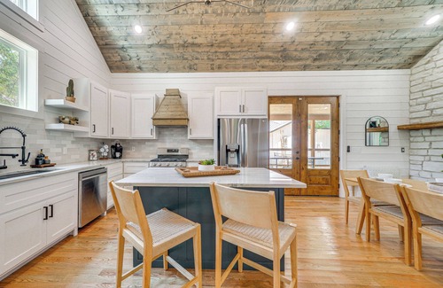 Golden Cabina | Riverfront Broken Bow Cabin w/ Private Hot Tub!