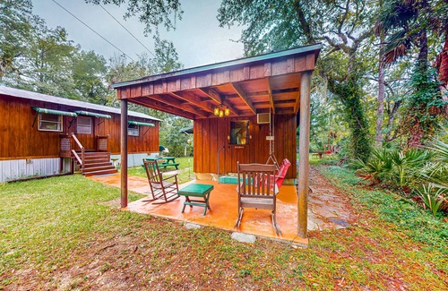 Bronson Cabina | Riverfront bunkhouse with private W/D, grill, & canoe