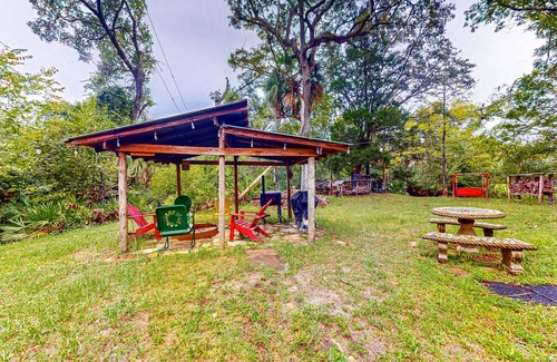 Bronson Cabina | Riverfront bunkhouse with private W/D, grill, & canoe
