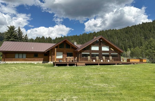 Gallatin Gateway Cabina | RIVERfront Cabin under the BIG SKY