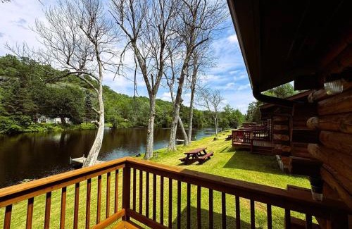 Crystal Falls Casa | Riverfront Cabin 2