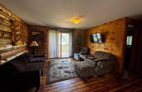 Crystal Falls Casa | Riverfront Cabin 3