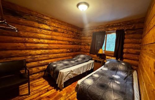 Crystal Falls Casa | Riverfront Cabin 4