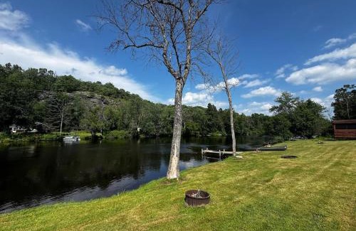 Crystal Falls Casa | Riverfront Cabin 4