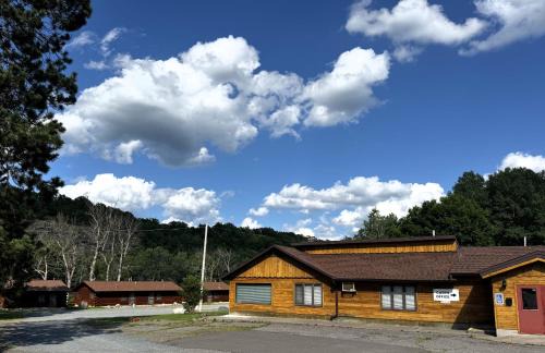 Crystal Falls Casa | Riverfront Cabin 4