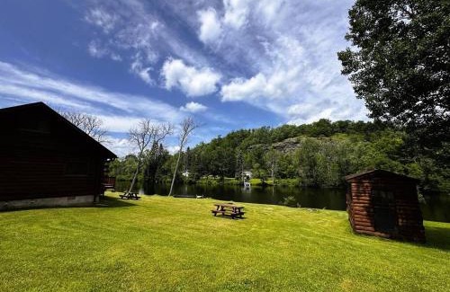 Crystal Falls Casa | Riverfront Cabin 9