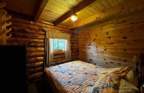 Crystal Falls Casa | Riverfront Cabin 9