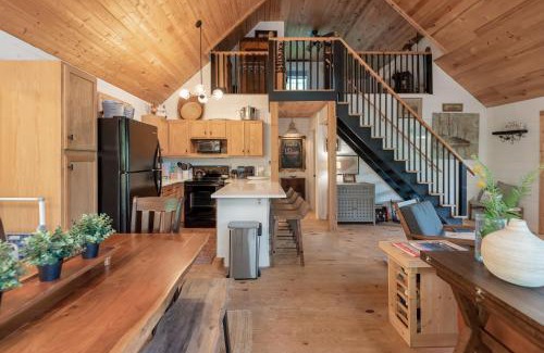 Crumpler Casa | Riverfront Cabin in Crumpler- Sleeps 6, 30 Mins to West Jefferson