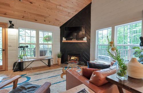 Crumpler Casa | Riverfront Cabin in Crumpler- Sleeps 6, 30 Mins to West Jefferson