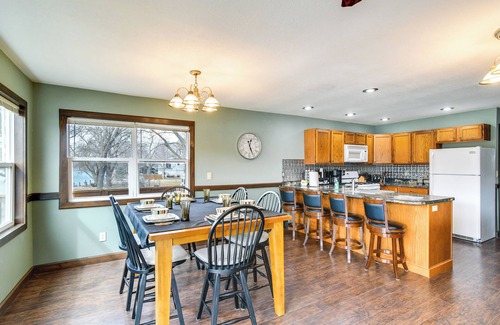 Pella Cabina | Riverfront Cabin Near Dtwn Pella w/ Game Room!