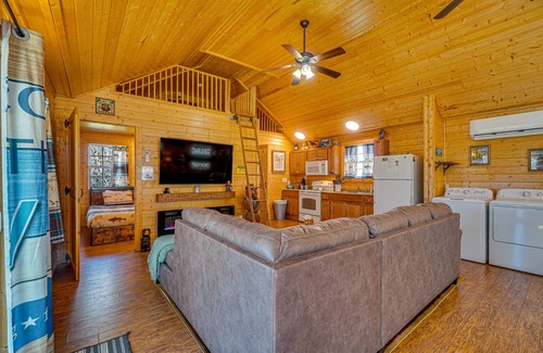 Walland Cabina | Riverfront Cabin Near Smoky Mountain National Park