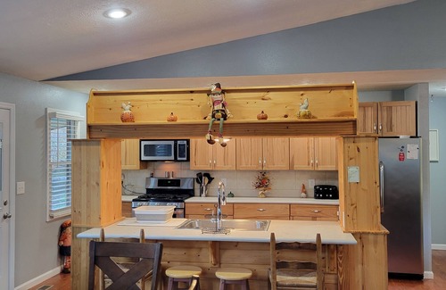 Cosby Cabina | Riverfront cabin near the Smoky Mountains with a hot tub.