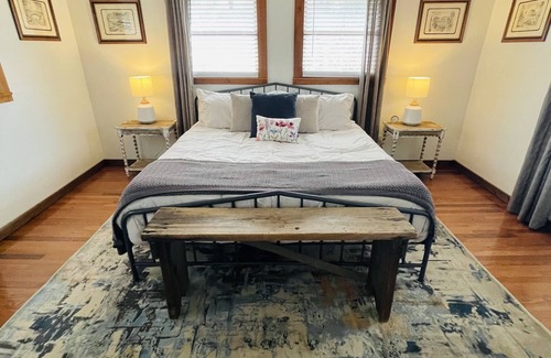 Bowling Green Casa | Riverfront Cabin - near Downtown BGKY