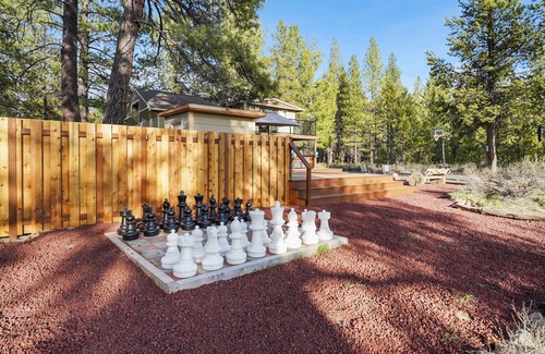 Sunriver Cabina | Riverfront Cabin w/ Trails, AC & Views