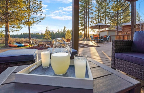 Sunriver Cabina | Riverfront Cabin w/ Trails, AC & Views