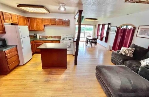 St. Joseph Cabina | Riverfront Cabin w/ Jacuzzi View