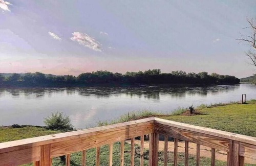 St. Joseph Cabina | Riverfront Cabin w/ Jacuzzi View