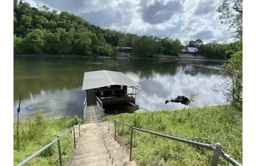 Flippin Casa | Riverfront Cabin with dock access (Cabin 1)