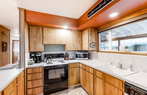 Joseph Cabina | Riverfront cabin with large yard, great deck, & fireplace