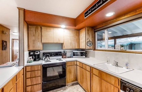 Joseph Cabina | Riverfront cabin with large yard, great deck, & fireplace