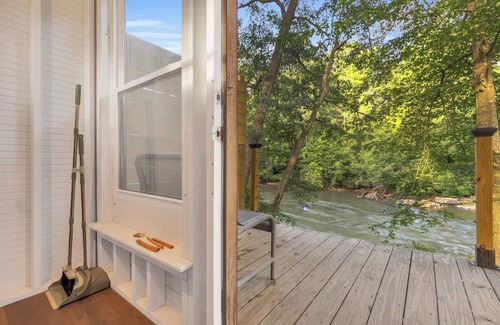 Greenville Cabina | Riverfront Camping Pod, W/Bath House, Close to DT