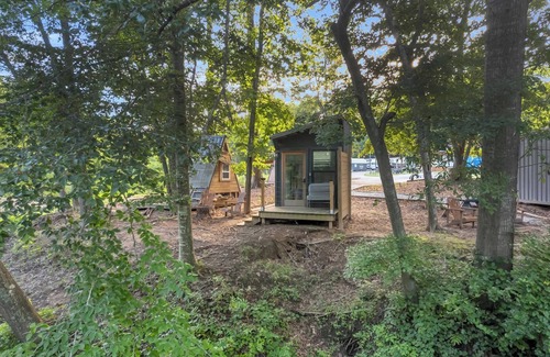 Greenville Cabina | Riverfront Camping Pod, W/Bath House, Close to DT