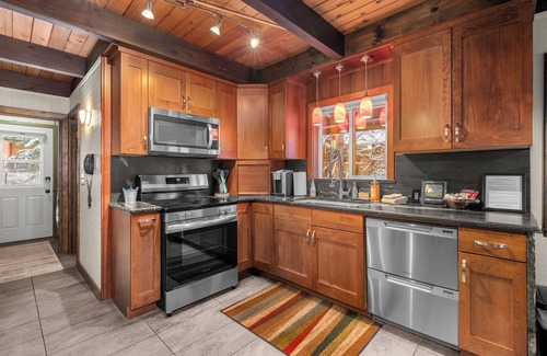 Leavenworth Cabina | Riverfront Chalet, 2 habitaciones + loft, capacidad para 6-8 personas, admite mascotas.