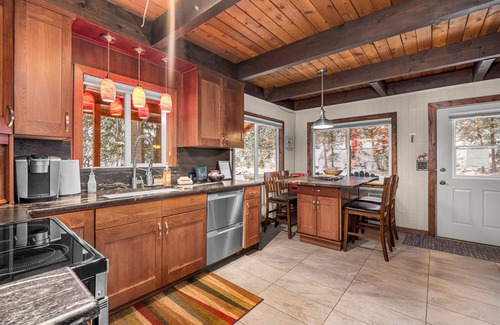 Leavenworth Cabina | Riverfront Chalet, 2 habitaciones + loft, capacidad para 6-8 personas, admite mascotas.