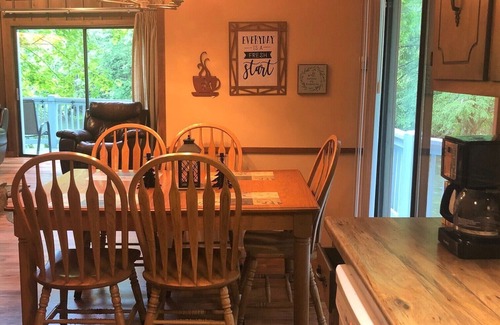 Walland Chalet De Esquí | Riverfront Chalet - fantastic riverfront lot!